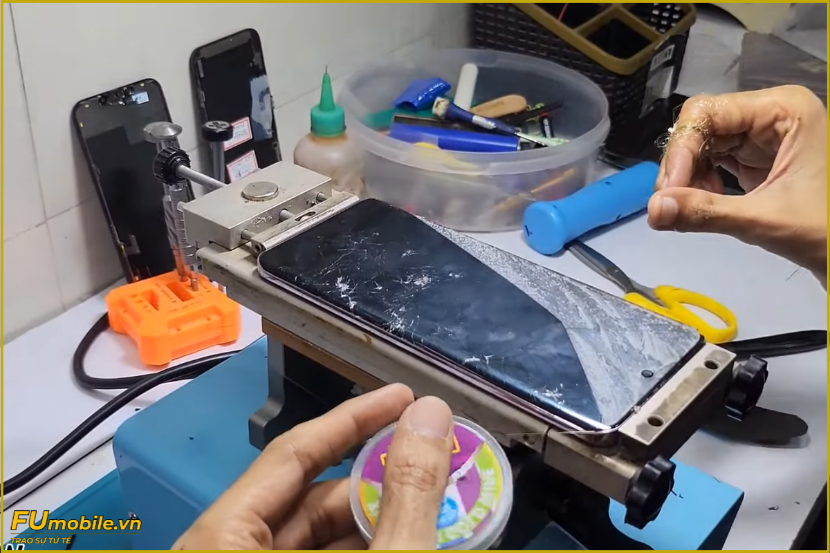 Quy trình ép kính OPPO Reno12