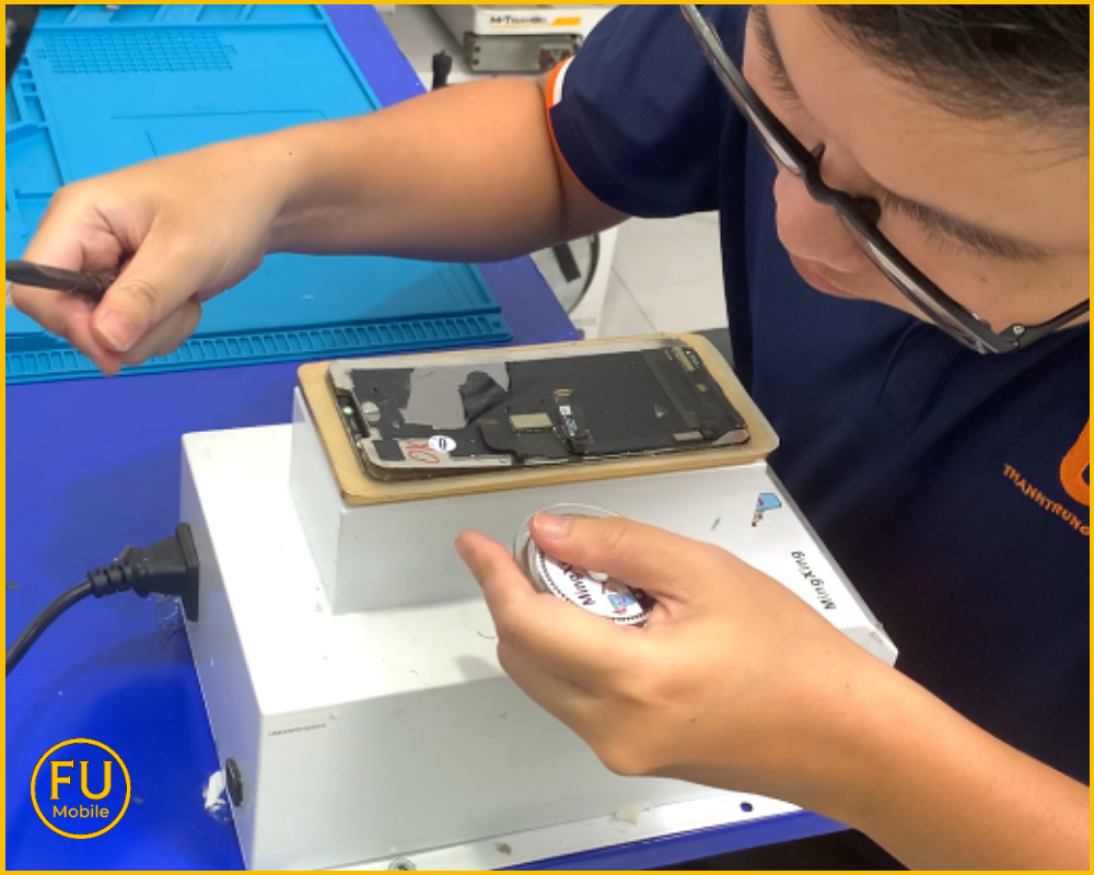 Kỹ thuật viên FUmobile thay kính Samsung Galaxy A33