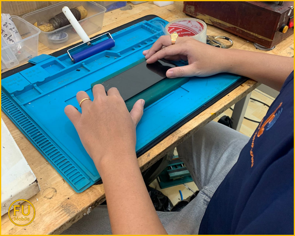 Quy trình thay kính Samsung Galaxy A21 chuẩn kỹ thuật tại FUmobile