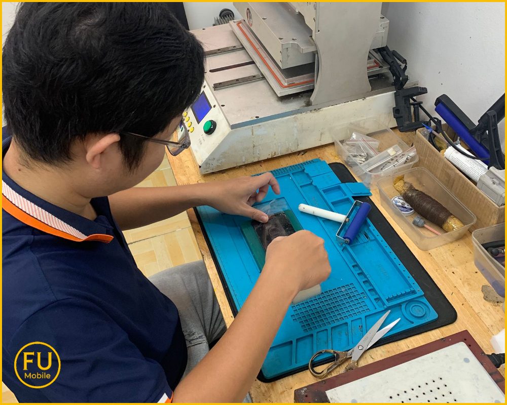 Kỹ thực viên FUmobile thay kính Samsung Galaxy A34 5G