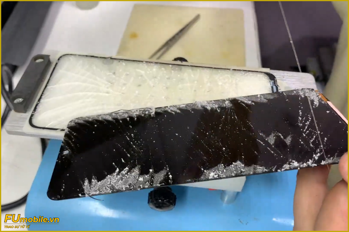 Quy trình ép kính Xiaomi POCO X7 tại FUmobile