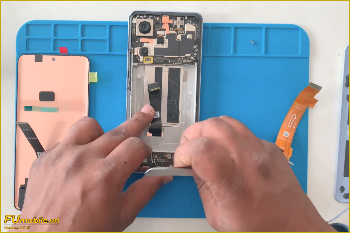 Quy trình thay màn hình Redmi Note 13 Pro Plus