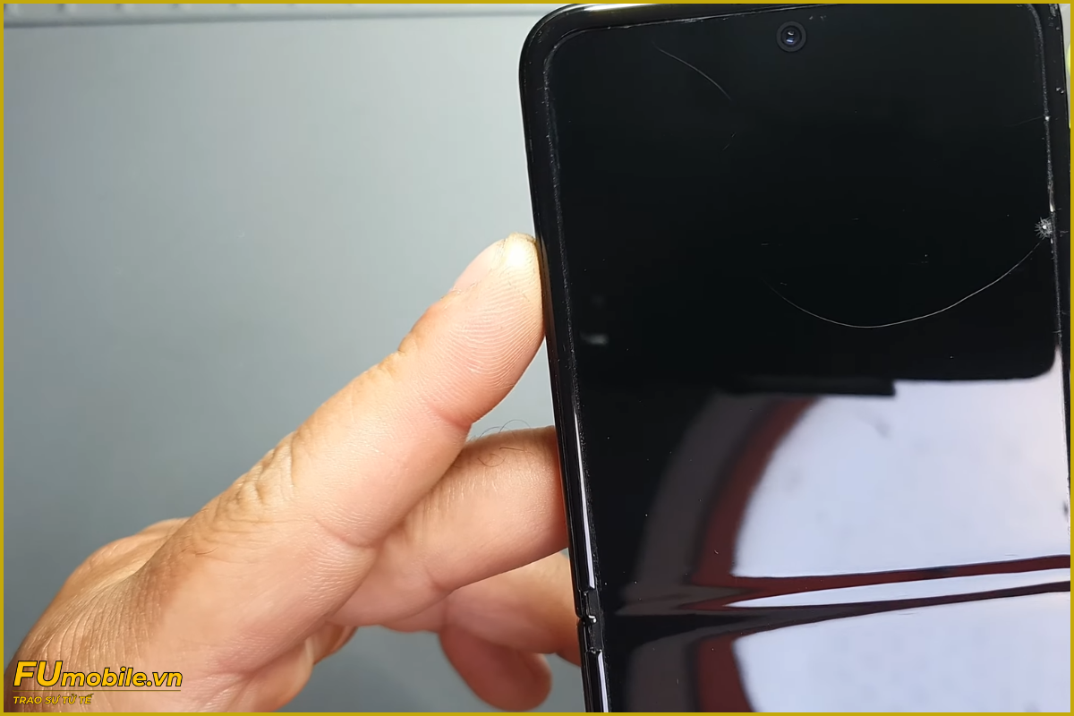 Samsung Z Flip 3 nứt bể mặt kính cần thay mới