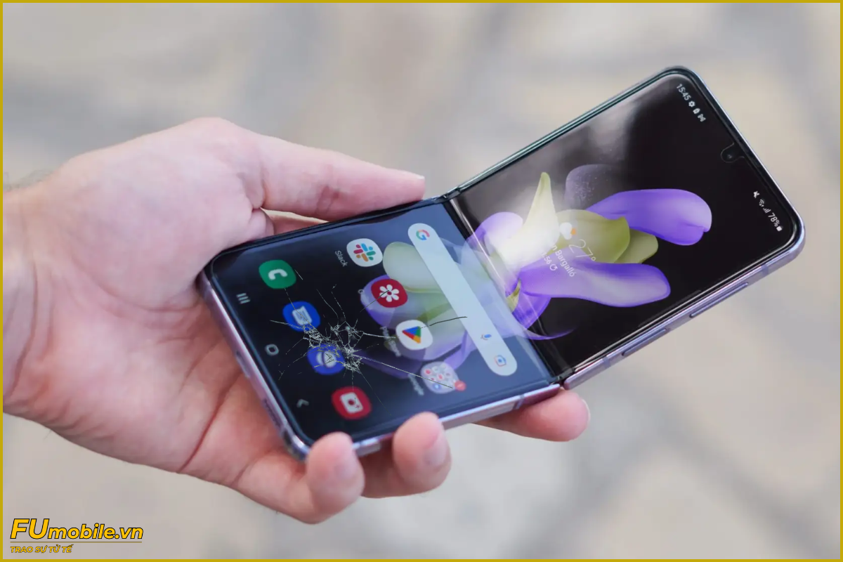 Samsung Z Flip 4 nứt vỡ mặt kính cần thay mới