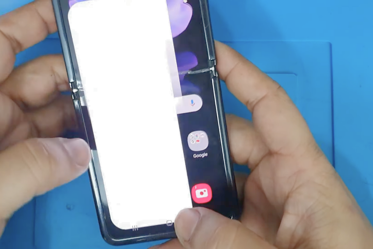 Samsung Z Flip bị hư màn hình cần thay mới