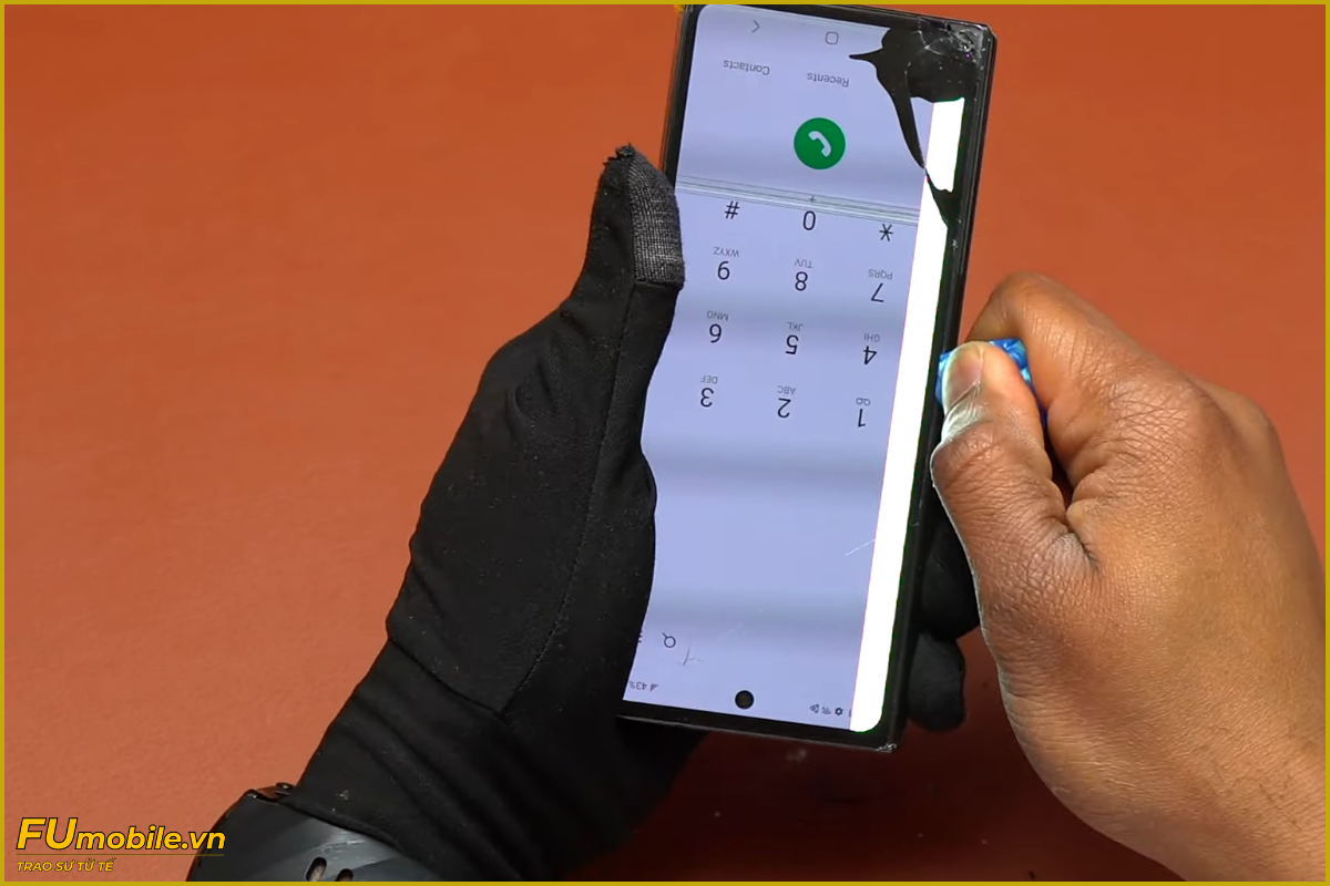 Samsung Z Fold 4 bị hư màn hình cần thay mới