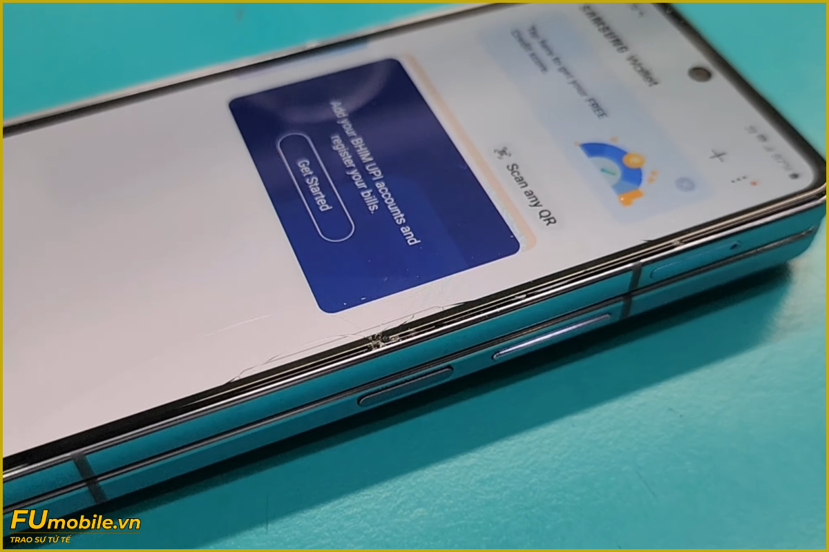 Samsung Z Fold 5 nứt bể mặt kính cần thay mới
