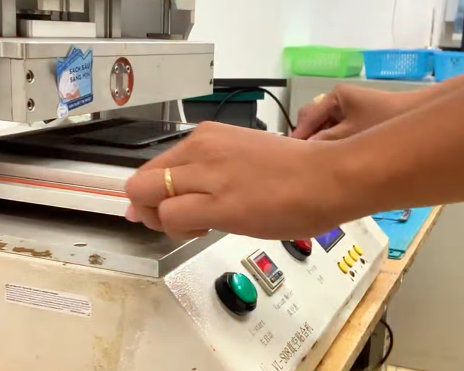 Thiết bị hỗ trợ ép kính