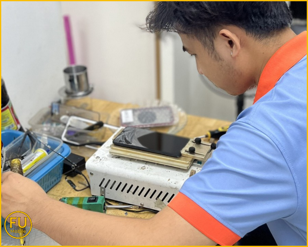 Tay nghề thợ ép kính A06 đóng vai trò quan trọng trong ép kính