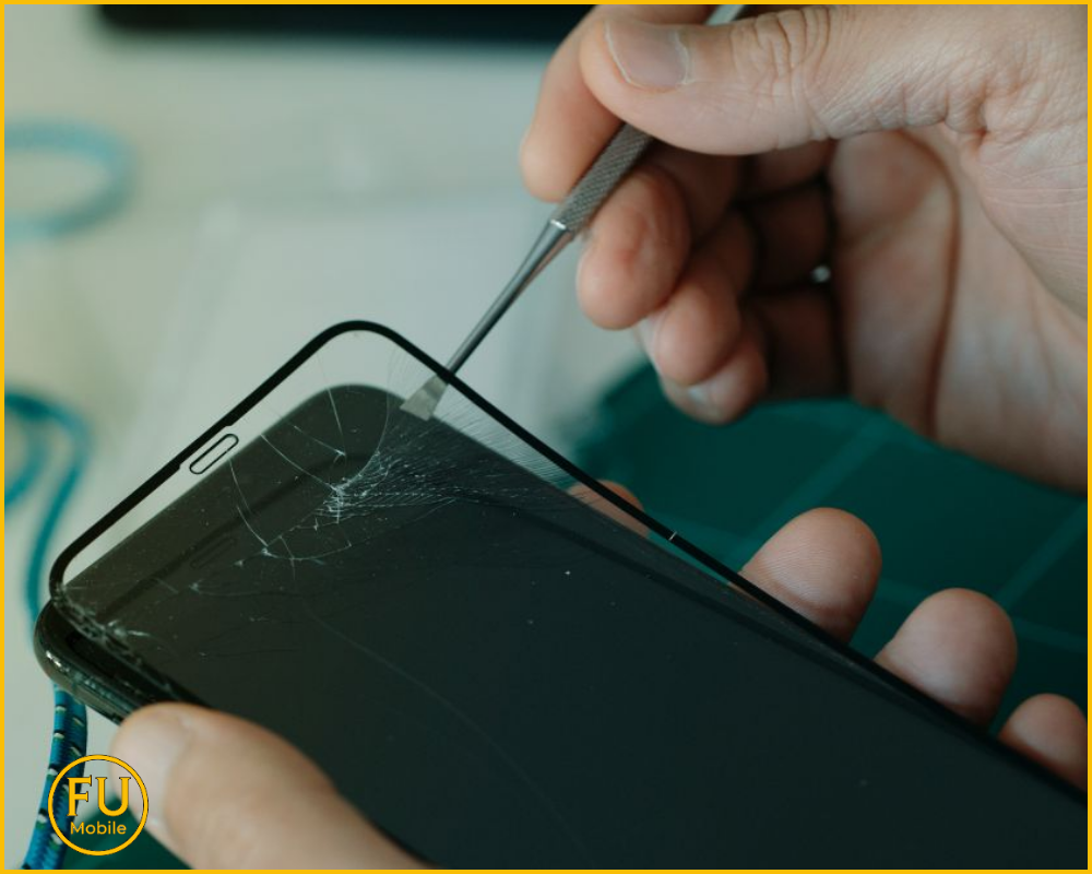 Tháo miếng dán cường lực trước khi giao máy 