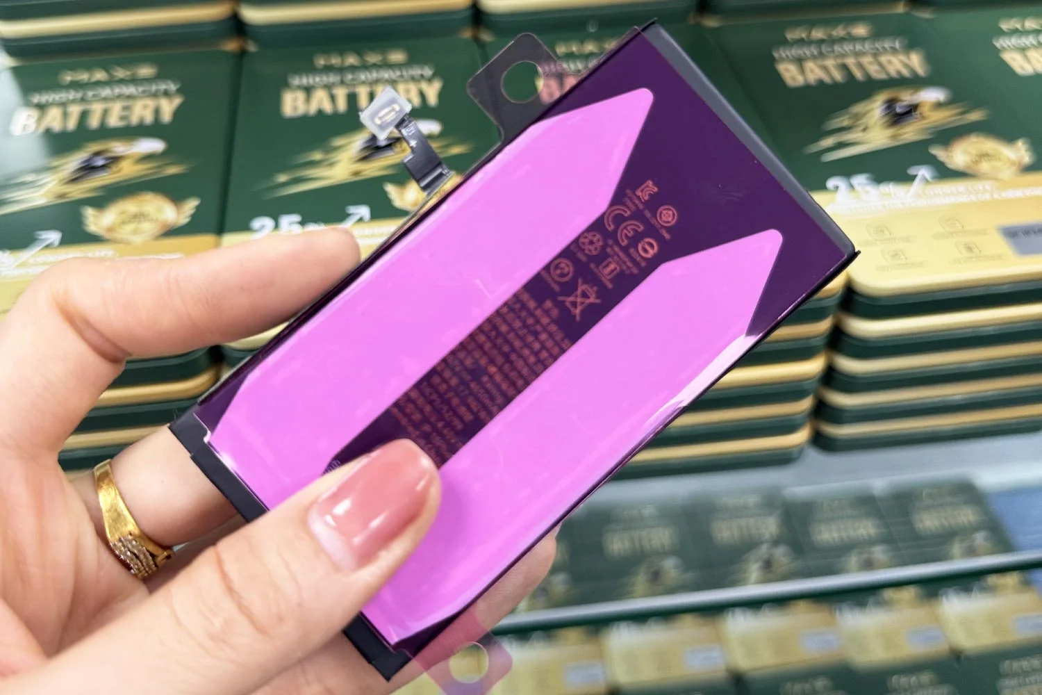 pin-maxe-iphone-15-plus-chinh-hang.html-thong-so