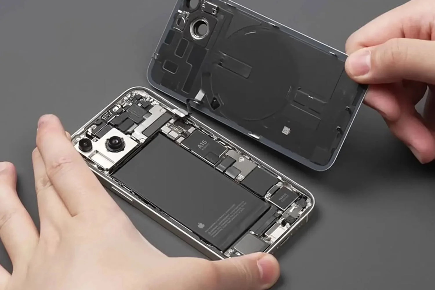 so-sanh-pin-maxe-va-pin-chinh-hang-iphone.html-pin-chinh-hang