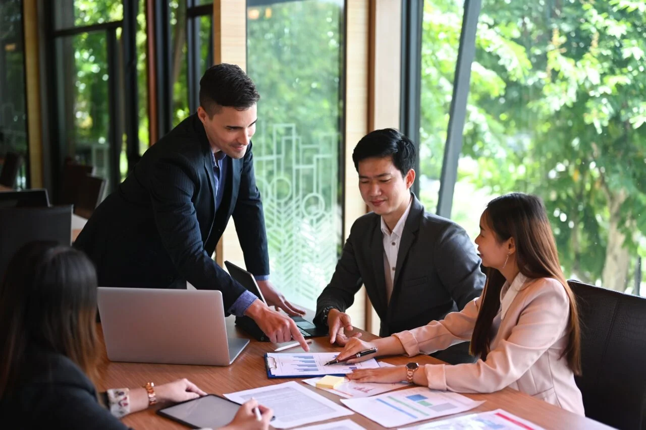 Chuyên viên tư vấn SGC trao đổi cùng khách hàng