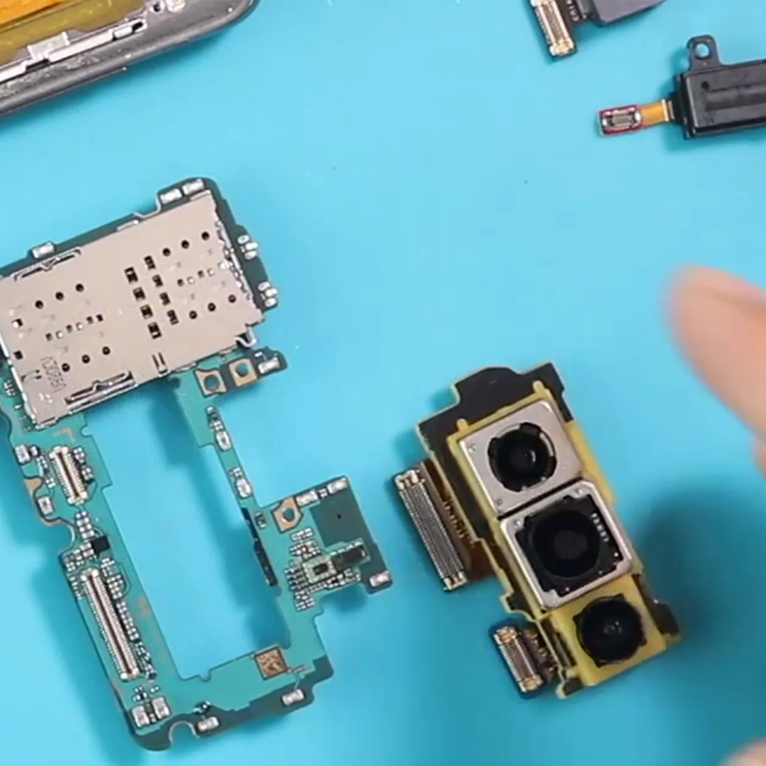 thay-camera-truoc-sau-samsung-galaxy-s10-slide4