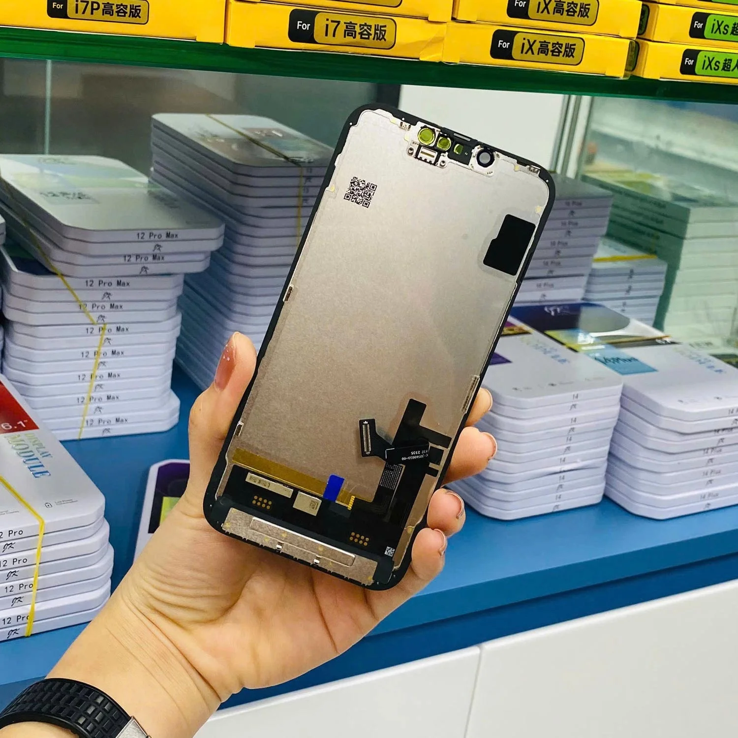 thay-man-hinh-iphone-14-plus-chinh-hang-3