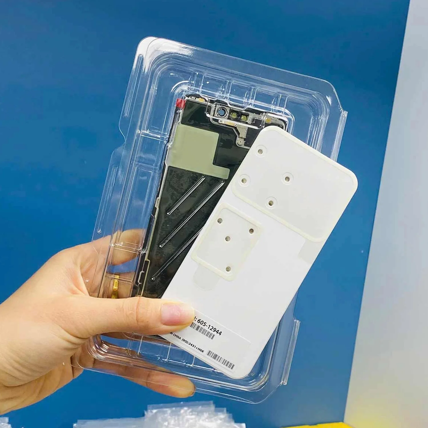 thay-man-hinh-iphone-15-pro-chinh-hang-1