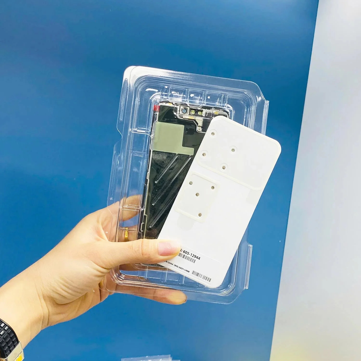 thay-man-hinh-iphone-15-pro-max-chinh-hang-1