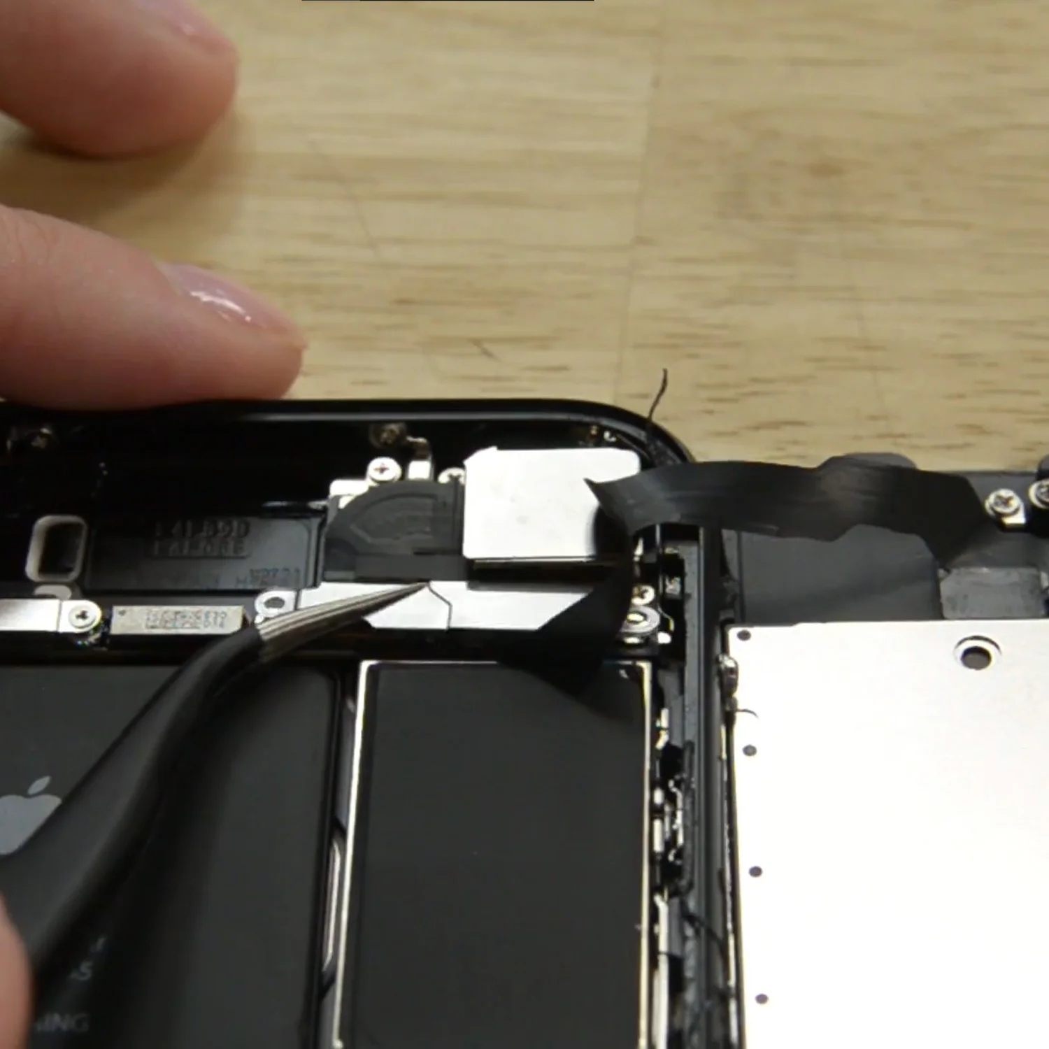 thay-man-hinh-iphone-7-chinh-hanghtml-5