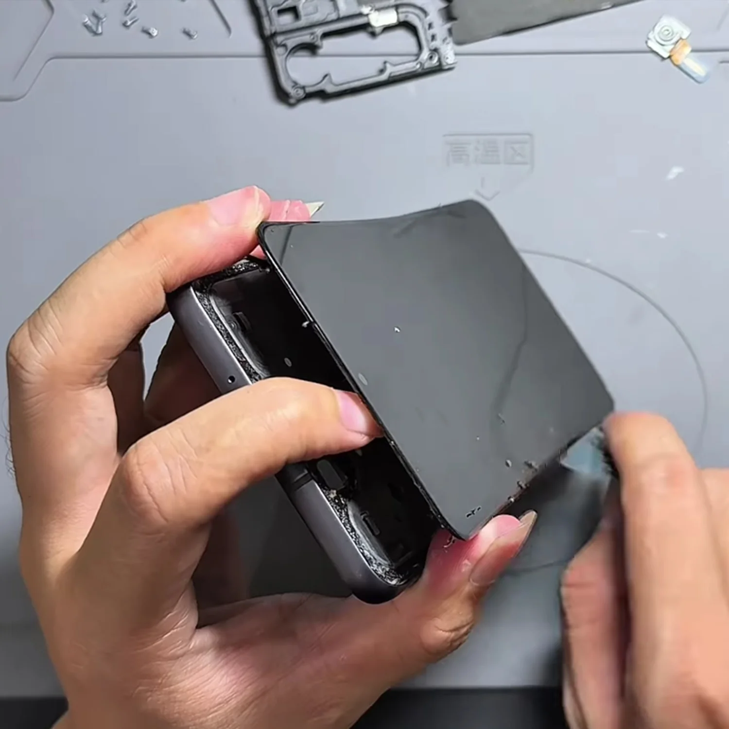 thay-man-hinh-samsung-galaxy-s21-chinh-hang-slide2