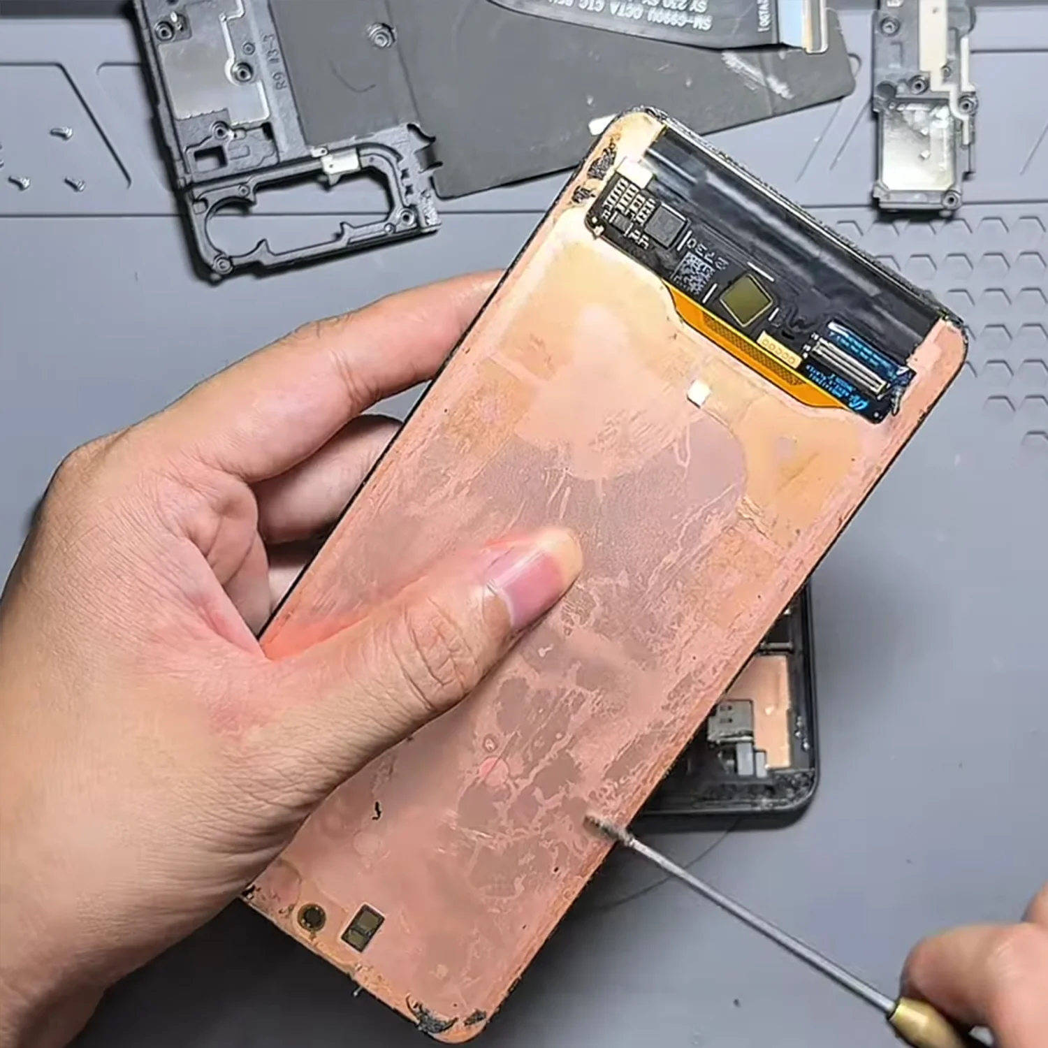 thay-man-hinh-samsung-galaxy-s21-chinh-hang-slide3