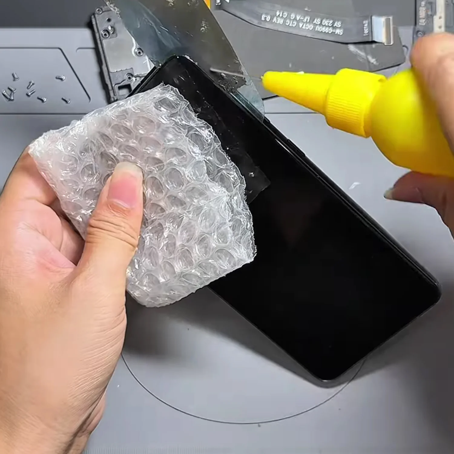 thay-man-hinh-samsung-galaxy-s21-chinh-hangslide1