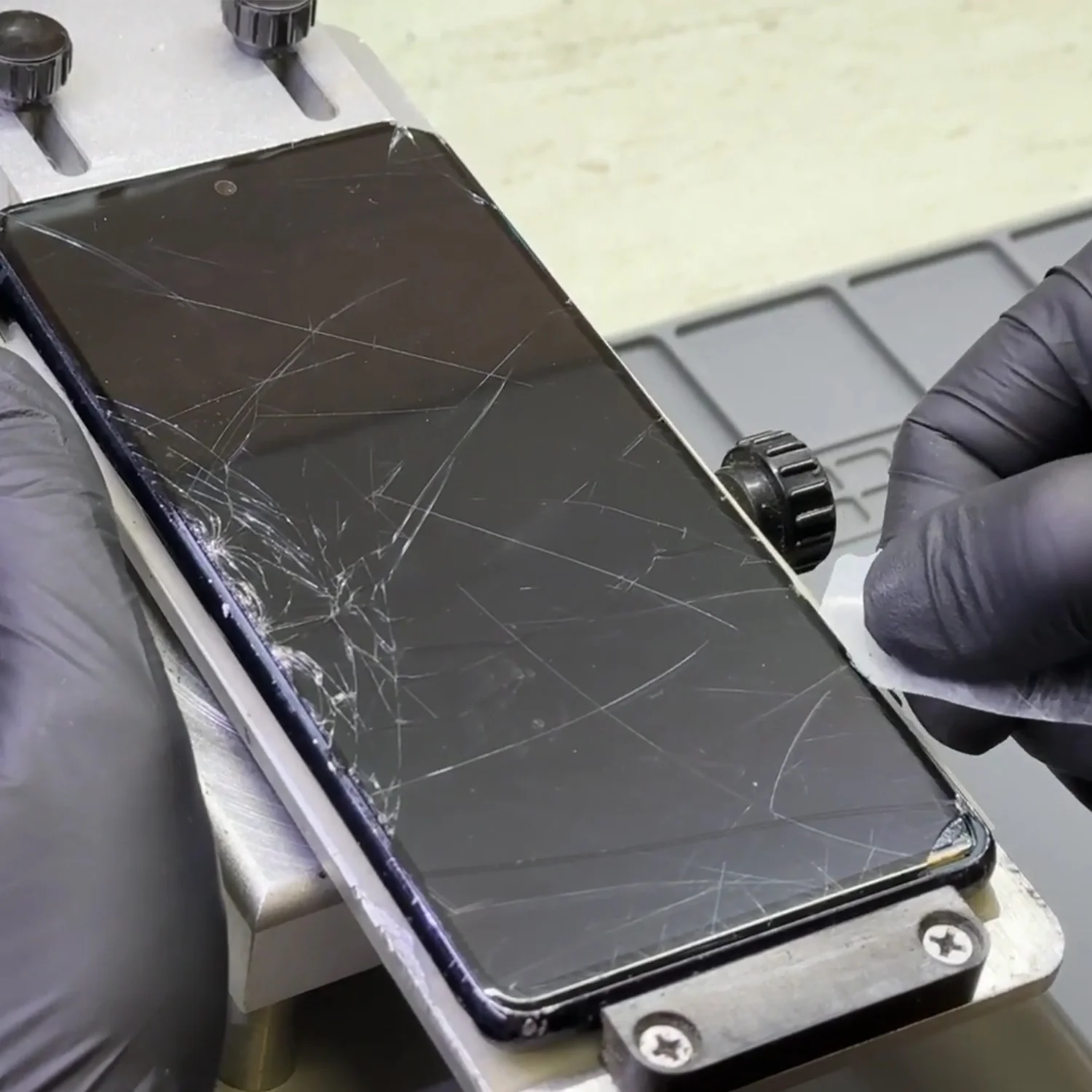 thay-man-hinh-samsung-galaxy-s21-fe-chinh-hang-slide1