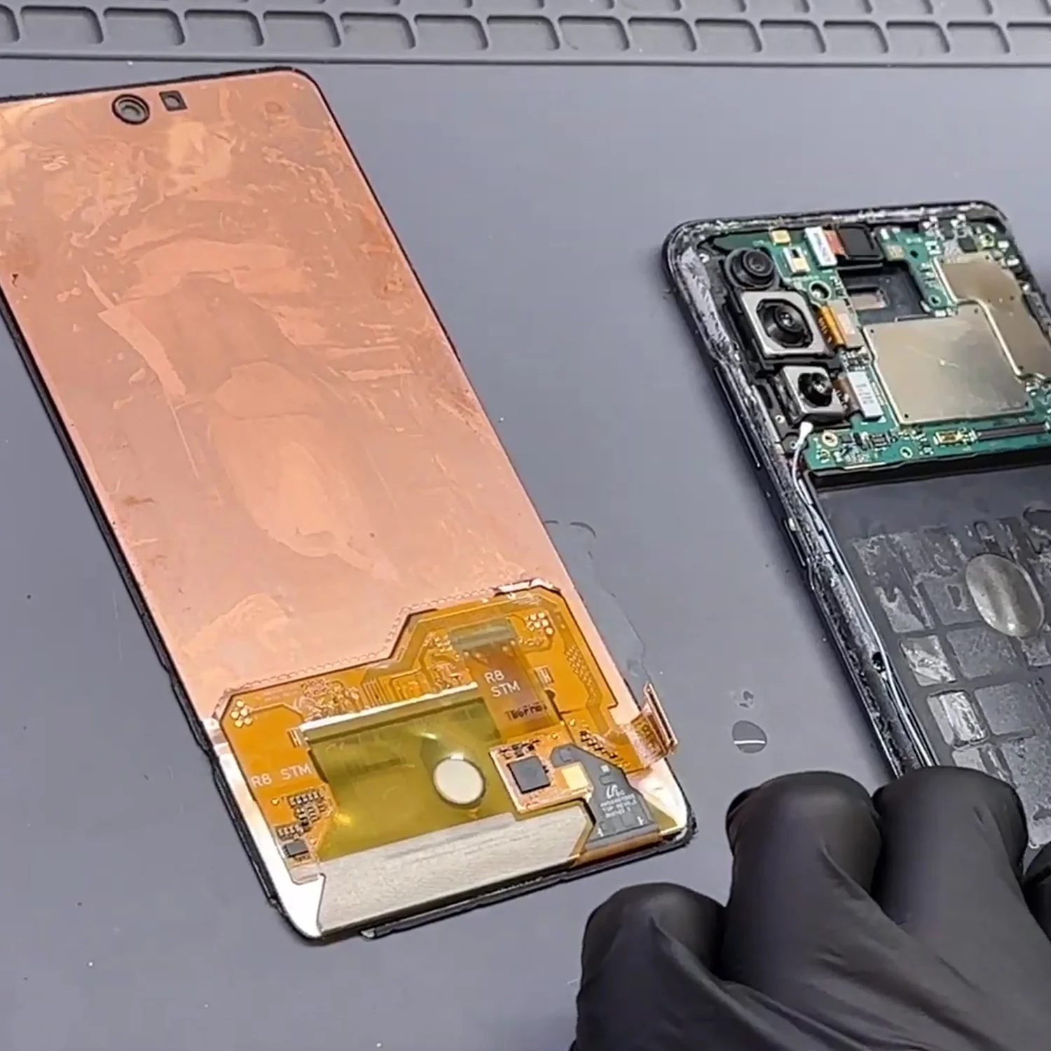 thay-man-hinh-samsung-galaxy-s21-fe-chinh-hang-slide4