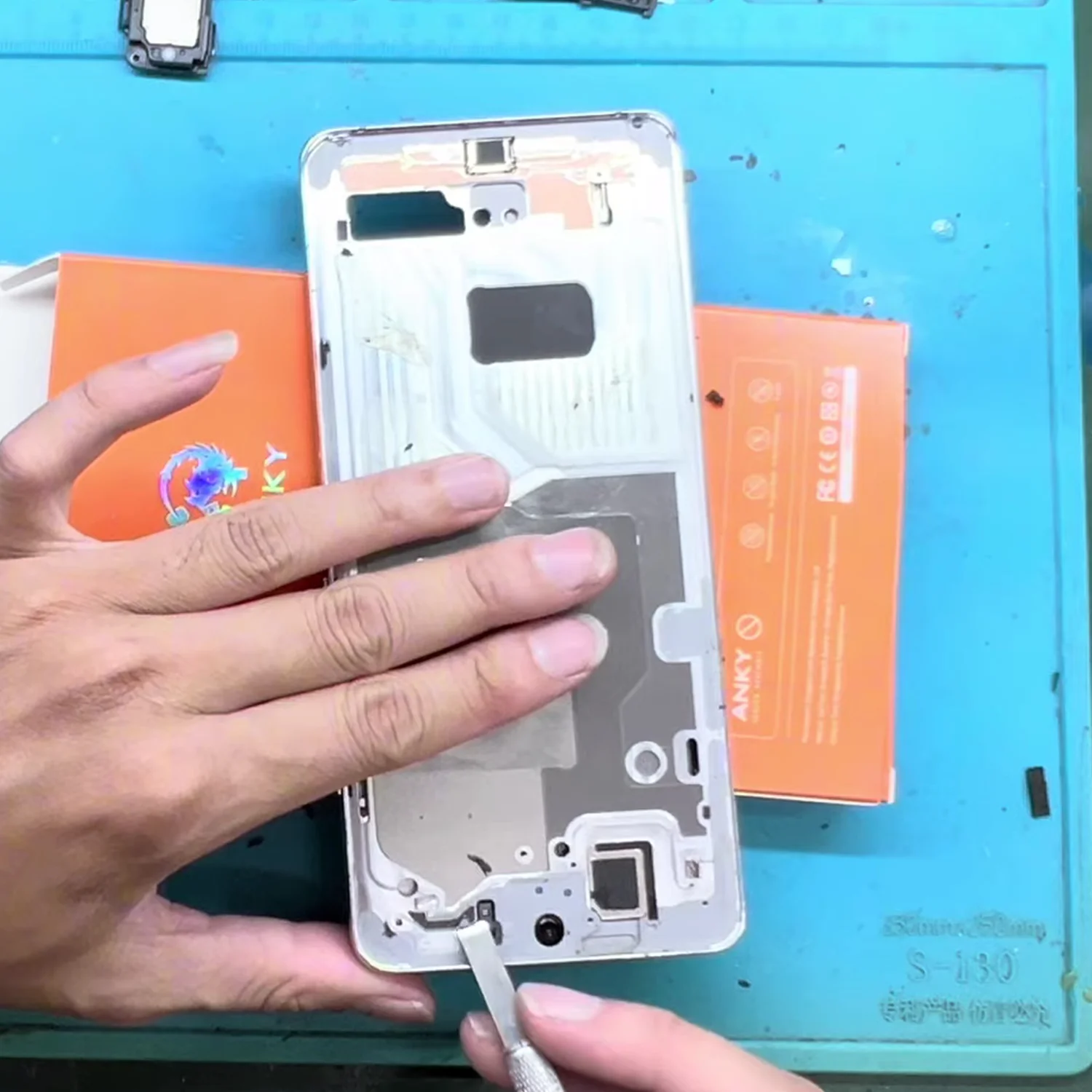 thay-man-hinh-samsung-galaxy-s21-ultra-chinh-hang-slide4