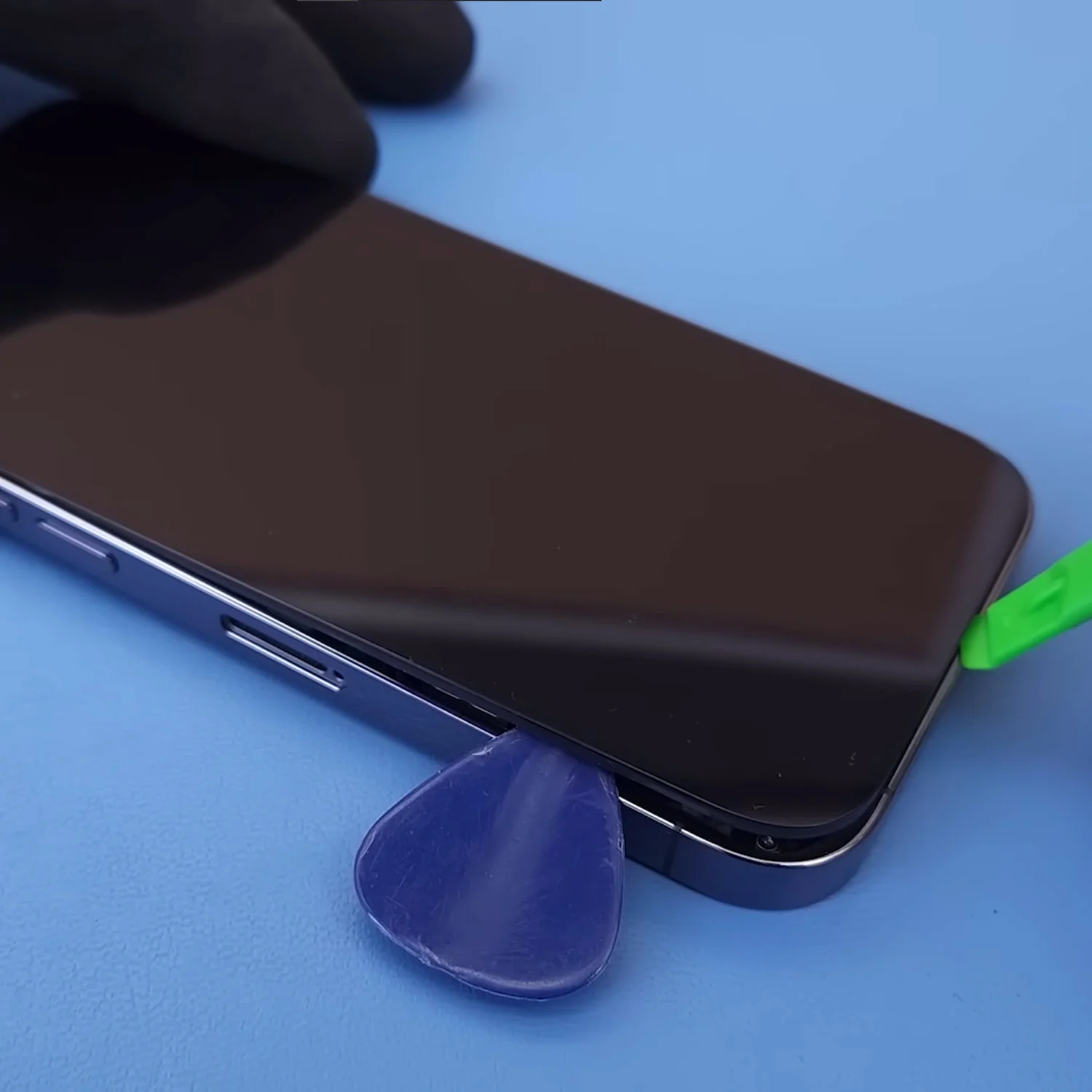 thay-mat-kinh-ep-kinh-iphone-14-pro-chinh-hanghtml-3