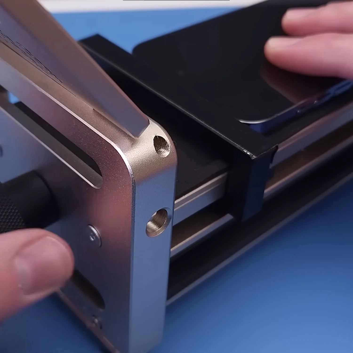 thay-mat-kinh-ep-kinh-iphone-14-pro-max-chinh-hanghtml-2