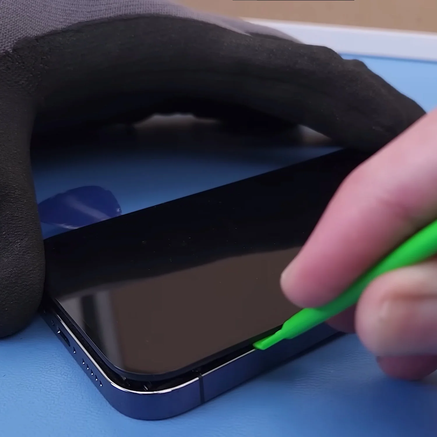 thay-mat-kinh-ep-kinh-iphone-14-pro-max-chinh-hanghtml-4