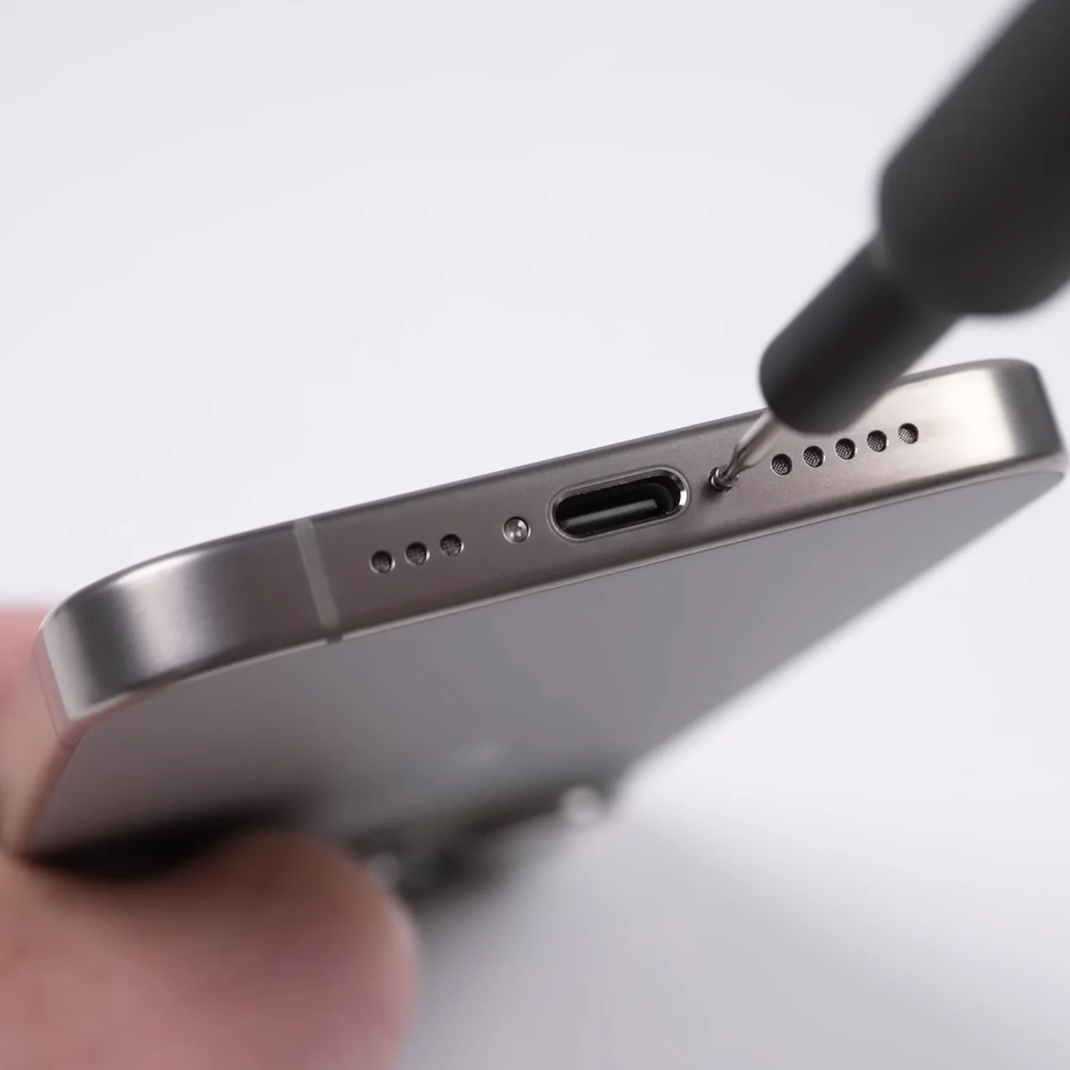 thay-mat-kinh-ep-kinh-iphone-15-pro-chinh-hanghtml-1