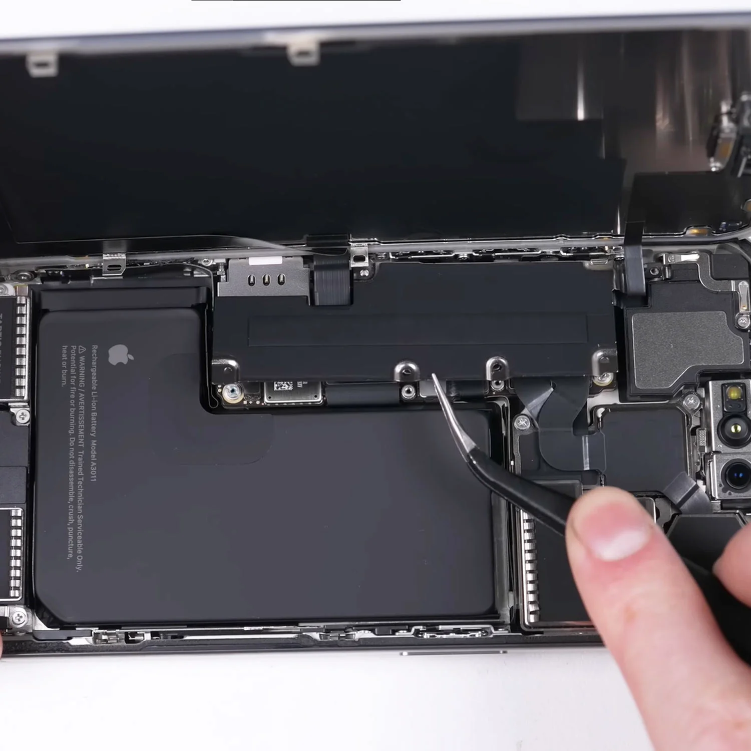 thay-mat-kinh-ep-kinh-iphone-15-pro-chinh-hanghtml-5