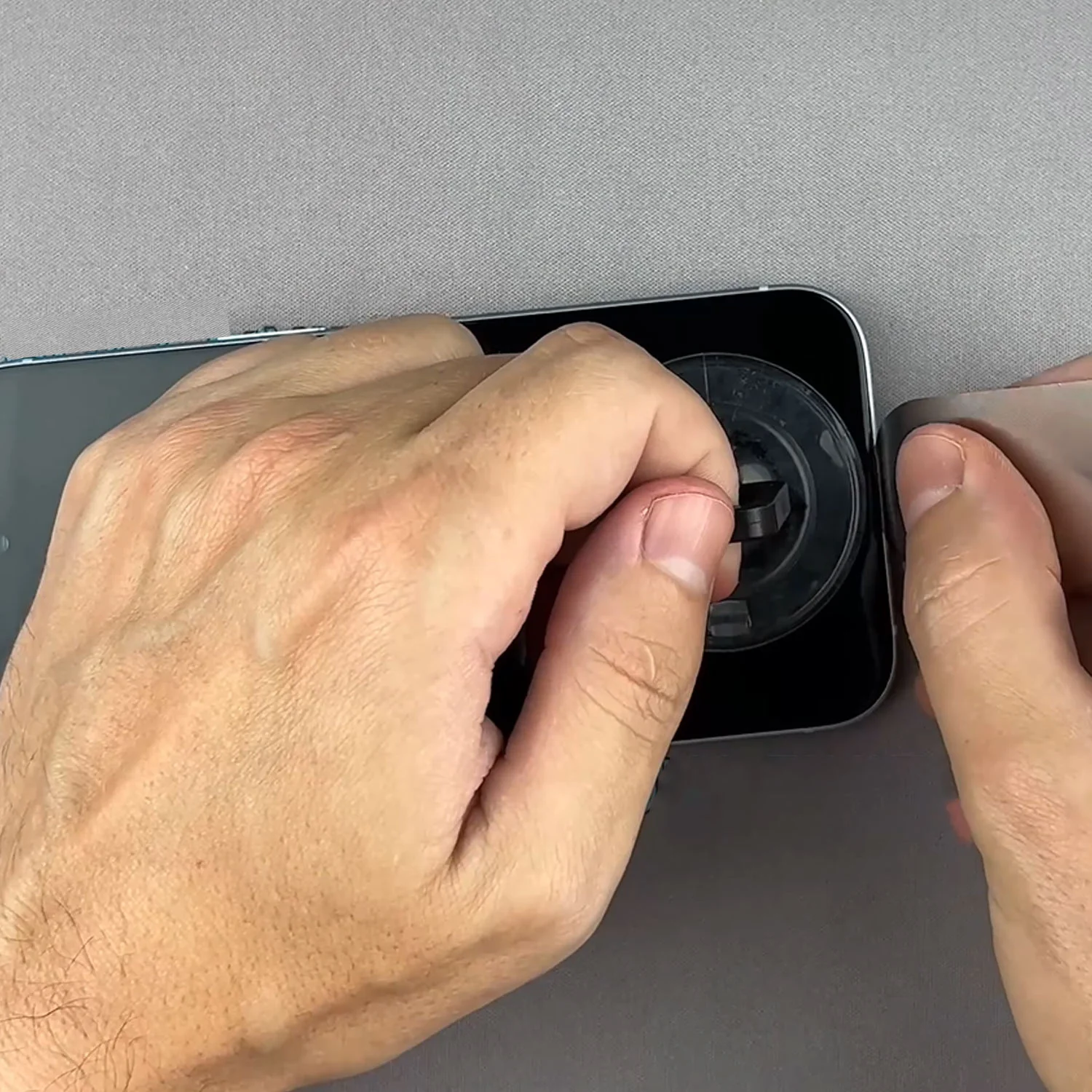 thay-mat-kinh-ep-kinh-iphone-16-chinh-hanghtml-2