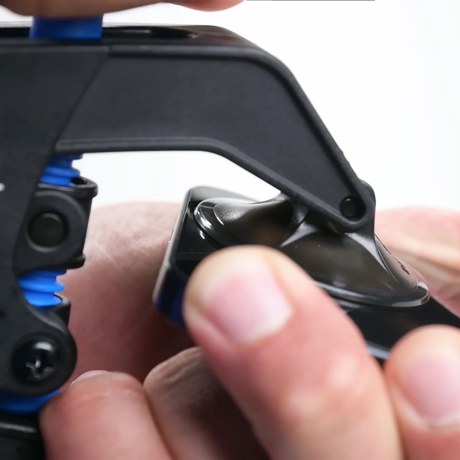 thay-mat-kinh-ep-kinh-iphone-16-pro-chinh-hanghtml-2