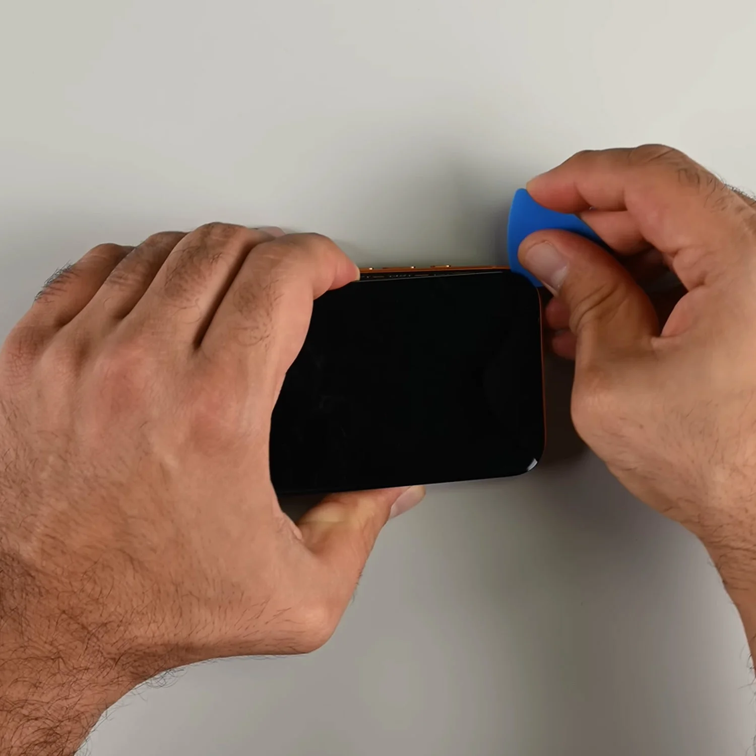 thay-mat-kinh-ep-kinh-iphone-17-pro-chinh-hanghtml-4