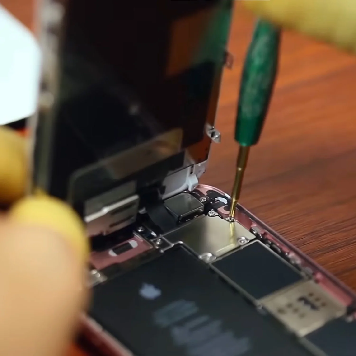 thay-mat-kinh-ep-kinh-iphone-6s-chinh-hanghtml-4