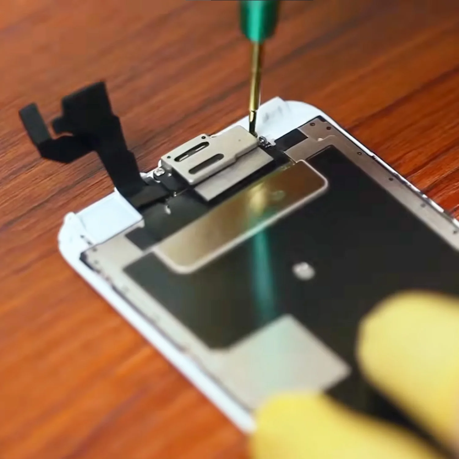 thay-mat-kinh-ep-kinh-iphone-6s-chinh-hanghtml-5