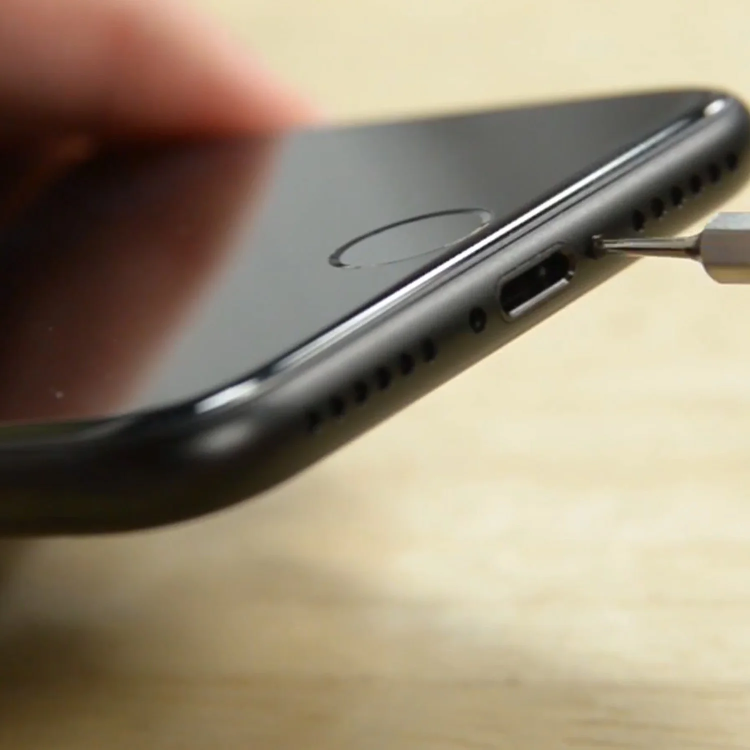 thay-mat-kinh-ep-kinh-iphone-7-chinh-hanghtml-1