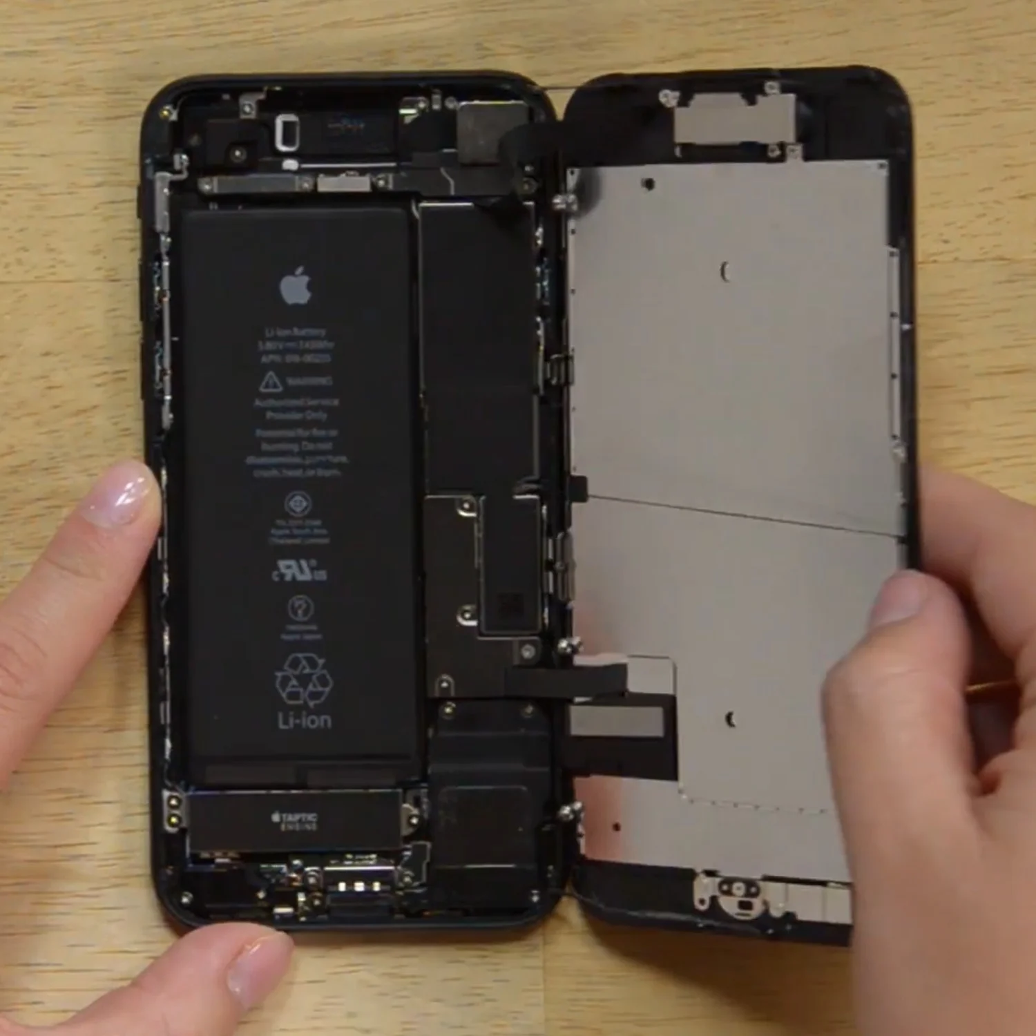 thay-mat-kinh-ep-kinh-iphone-7-chinh-hanghtml-4