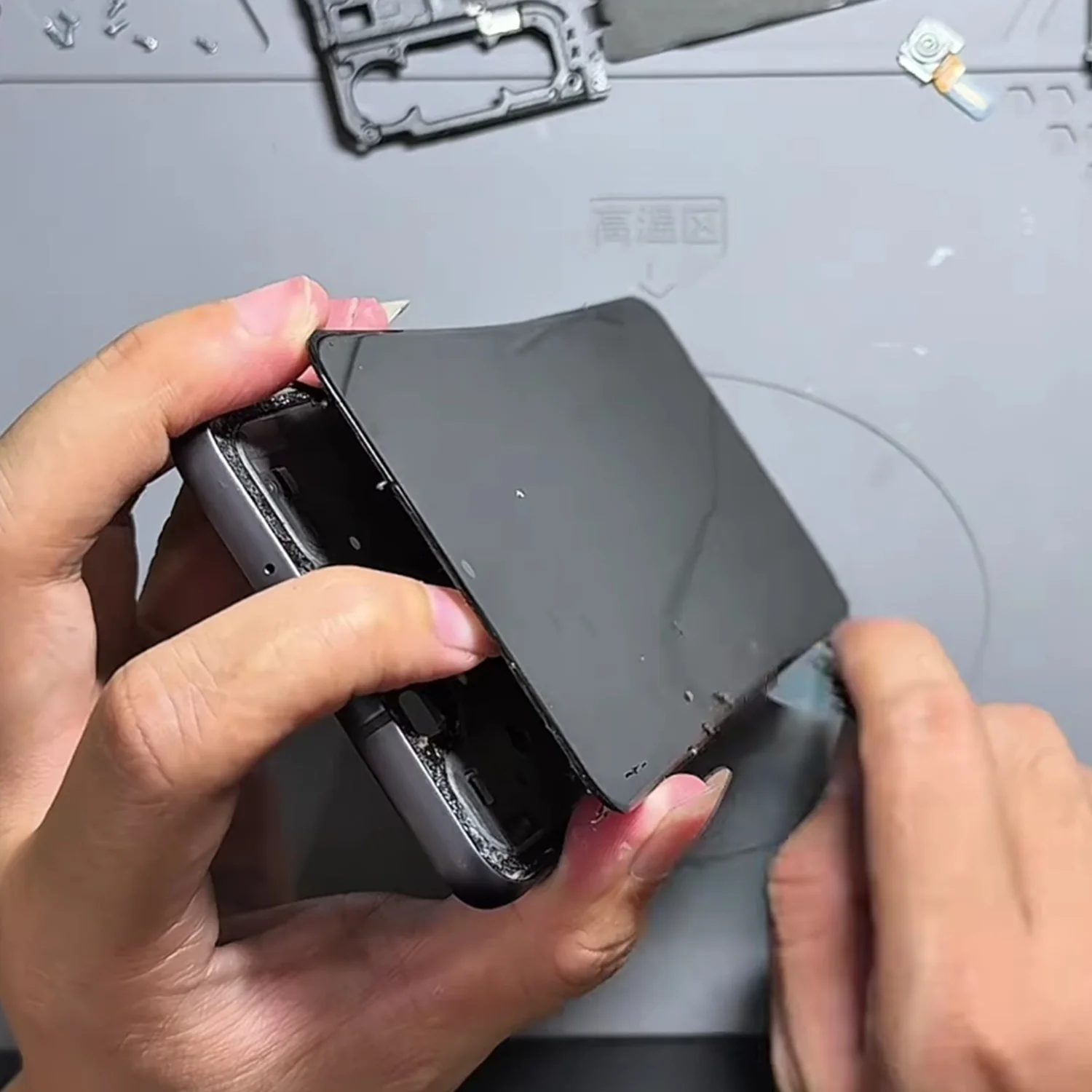 thay-mat-kinh-ep-kinh-samsung-galaxy-s21-slide1