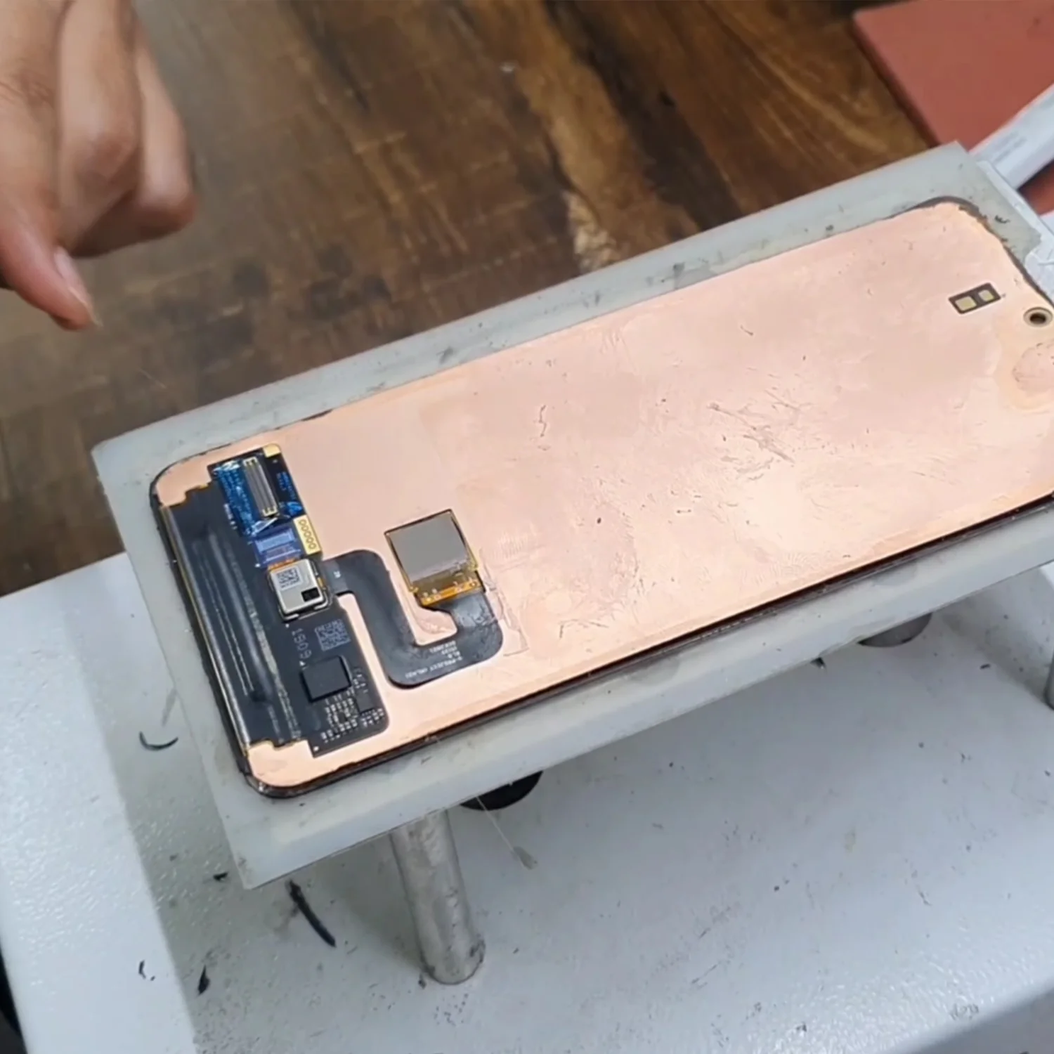 thay-mat-kinh-ep-kinh-samsung-galaxy-s21-slide3