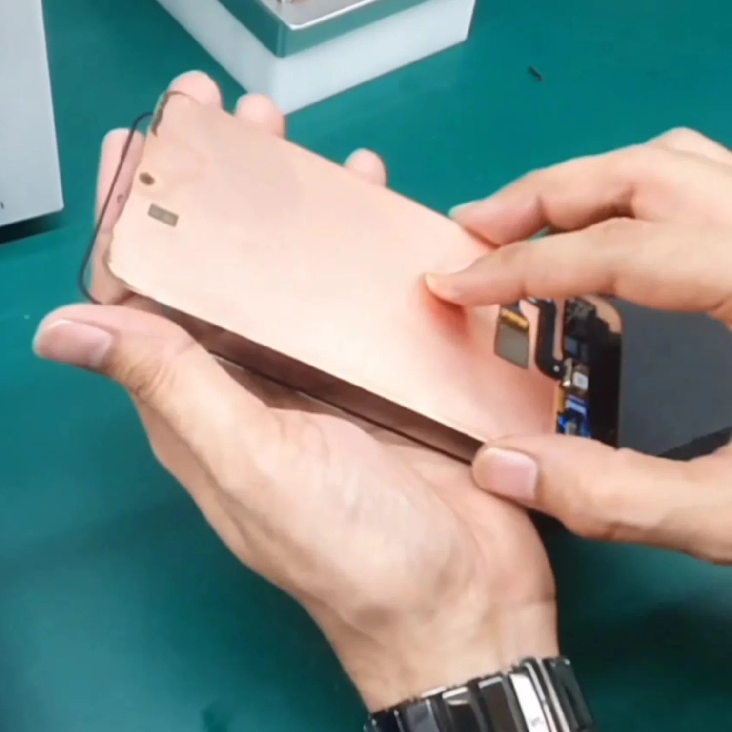 thay-mat-kinh-ep-kinh-samsung-galaxy-s21-slide5