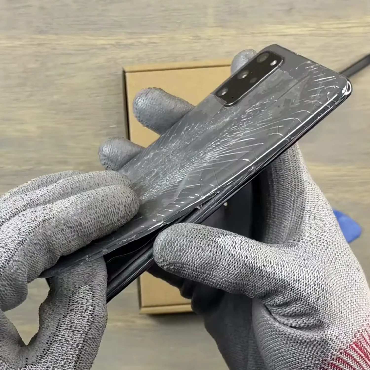 thay-mat-kinh-sau-samsung-galaxy-s20-plus-slide2