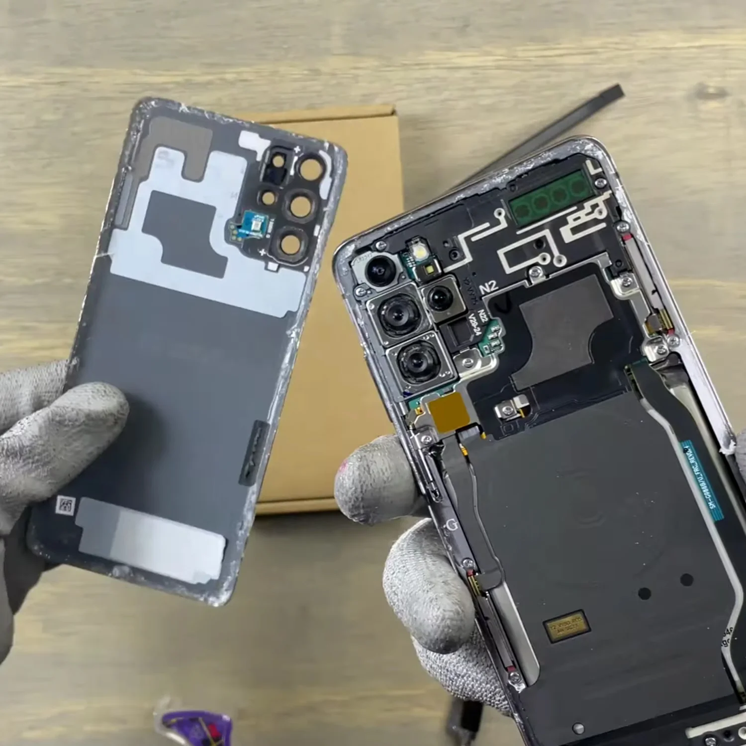 thay-mat-kinh-sau-samsung-galaxy-s20-plus-slide3