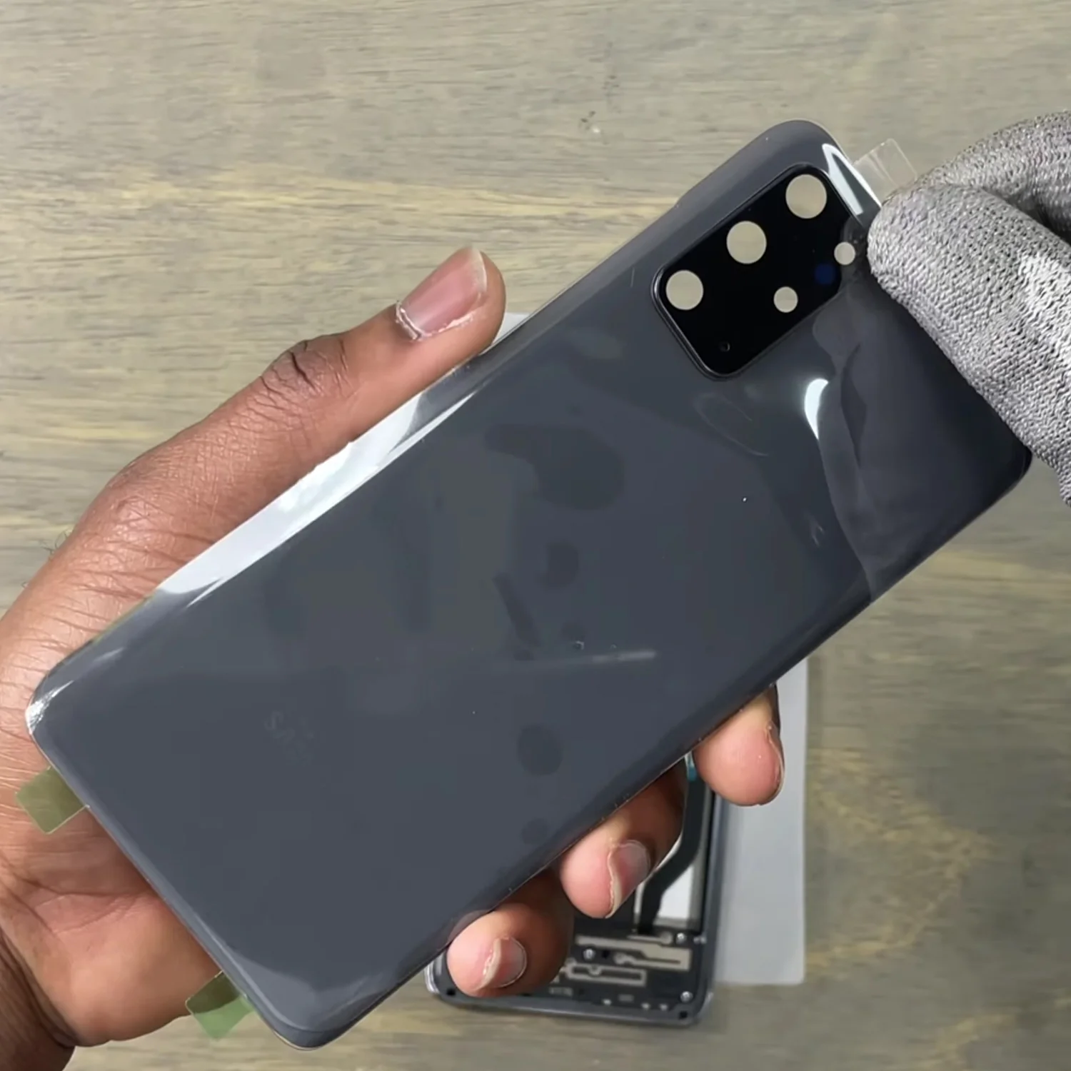 thay-mat-kinh-sau-samsung-galaxy-s20-plus-slide4