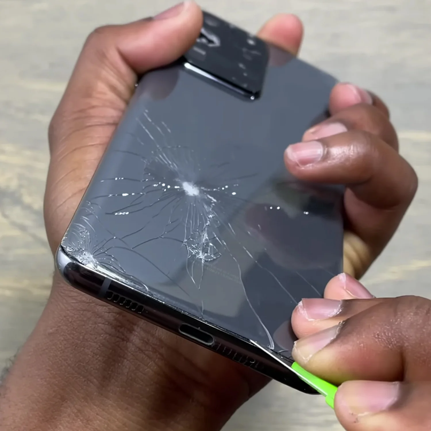 thay-mat-kinh-sau-samsung-galaxy-s20-ultra-slide2