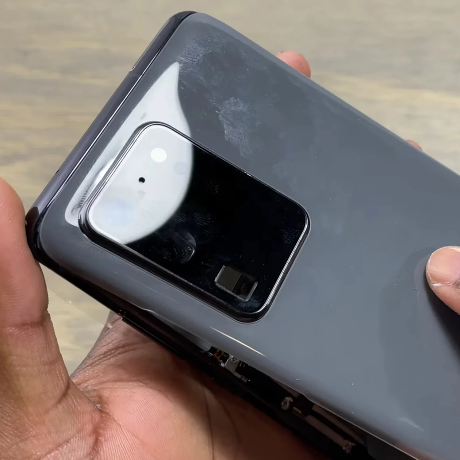 thay-mat-kinh-sau-samsung-galaxy-s20-ultra-slide5