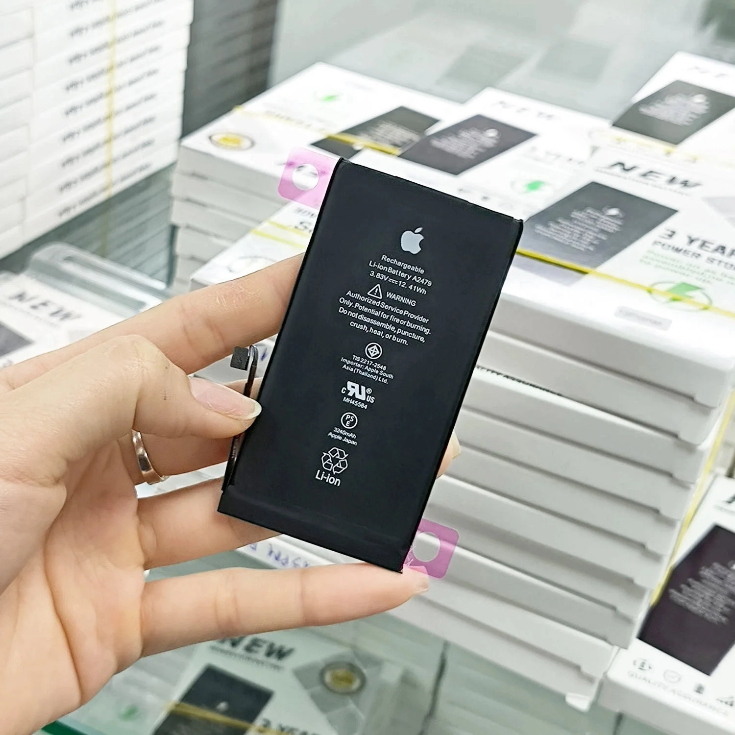 thay-pin-iphone-12-pro-chinh-hanghtml-4