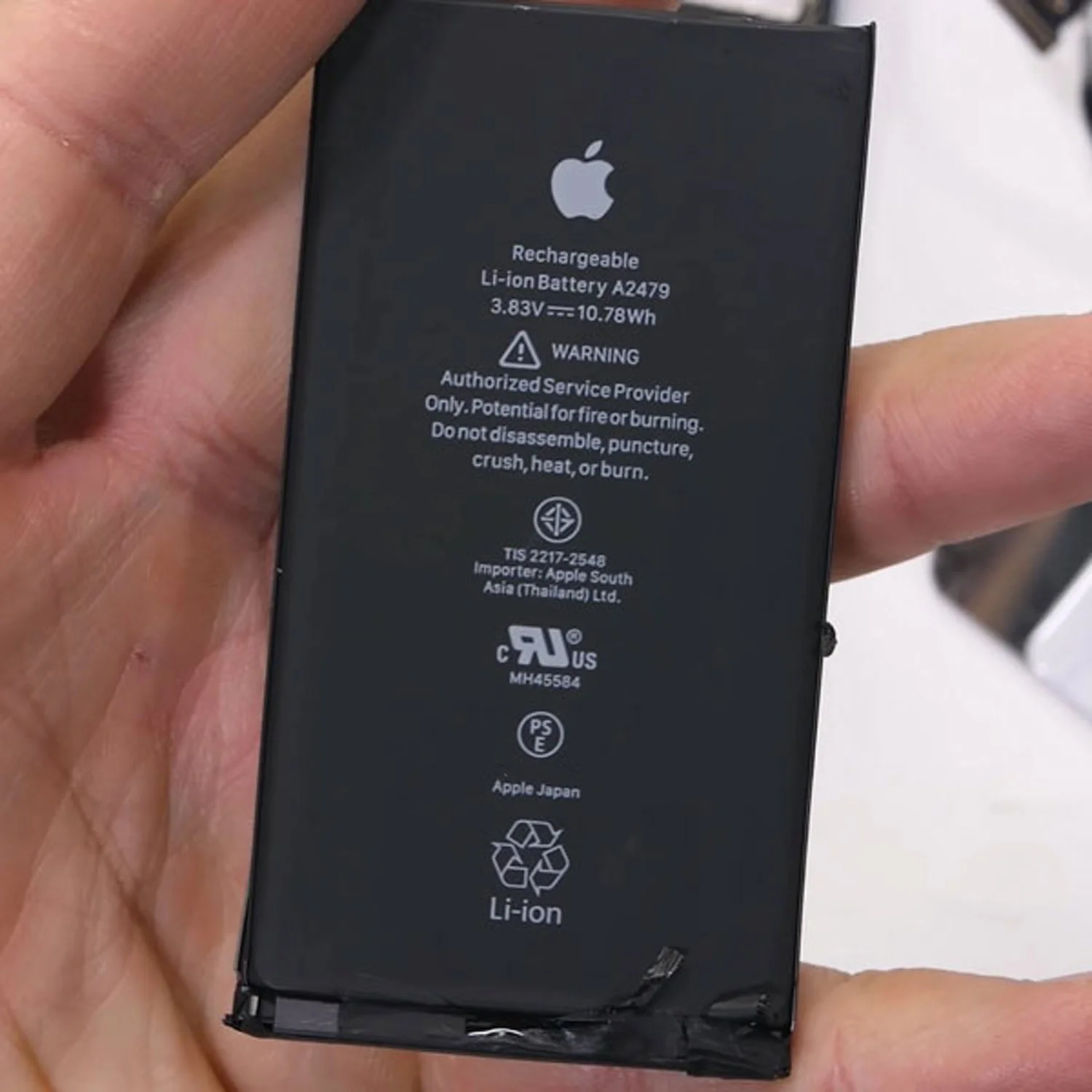 thay-pin-iphone-13-mini-chinh-hanghtml-1-1